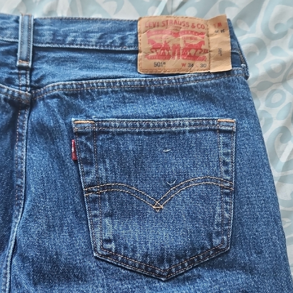 Levi's Classic Blue Jeans with Signature Pocket